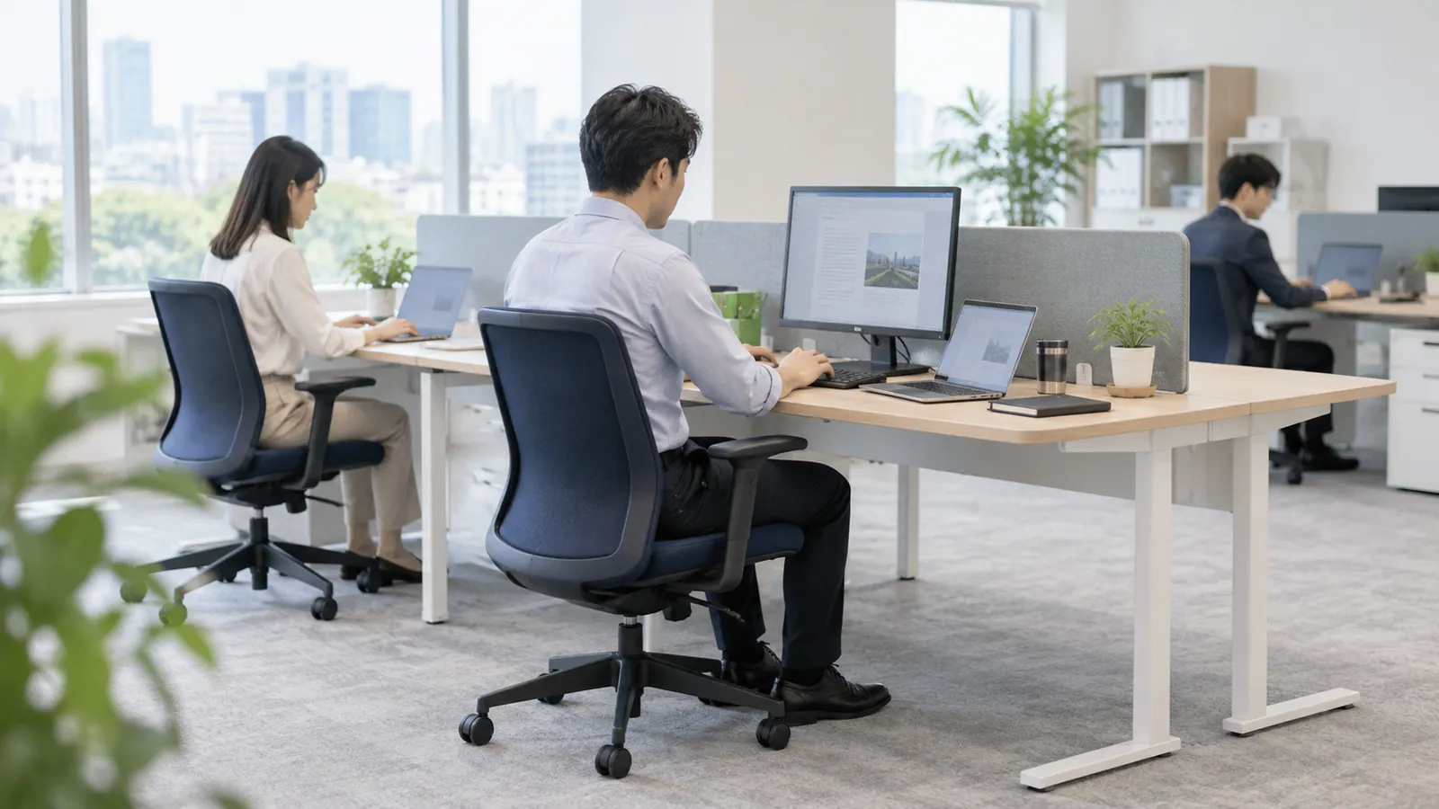 タスクチェアを中心に、デスクとの組み合わせが見える執務場面