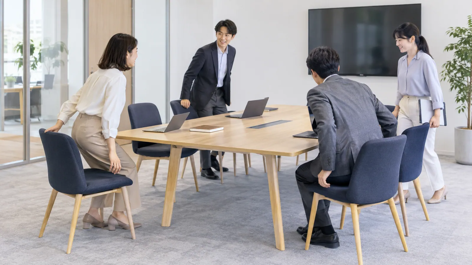会議室で着席・離席しやすい椅子配置