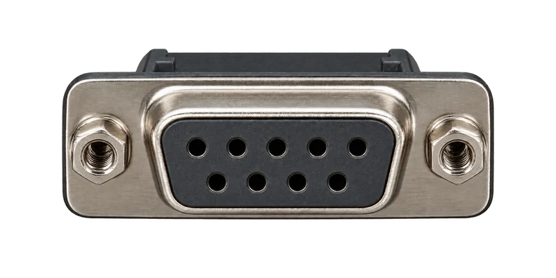 D-sub 9ピンの機器側差込口。上段に5穴、下段に4穴。左右に固定ねじを受ける雌ねじがある。