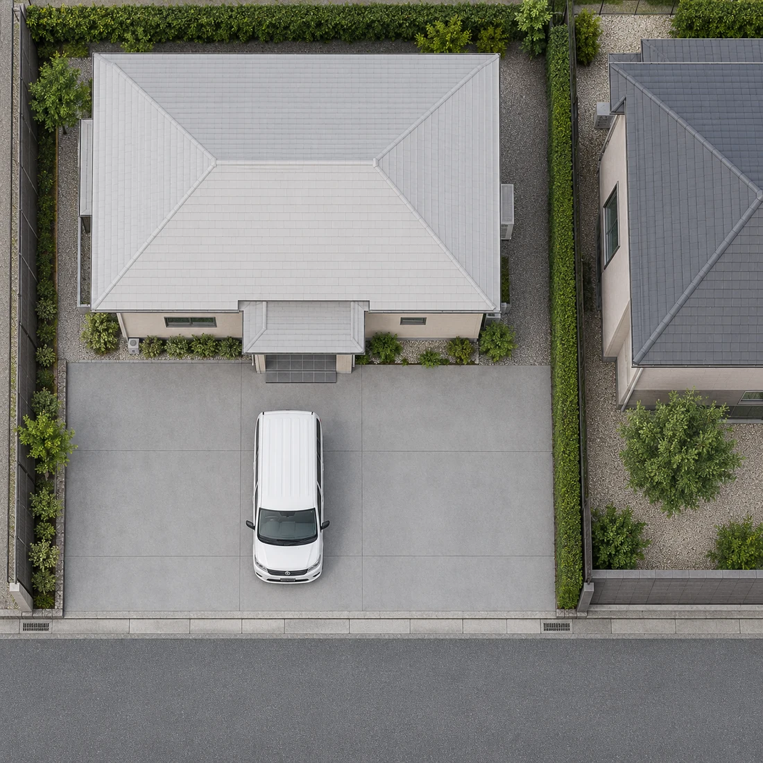 玄関と駐車中の車が左の敷地にあり、右側に隣家の窓がある住宅の俯瞰画像