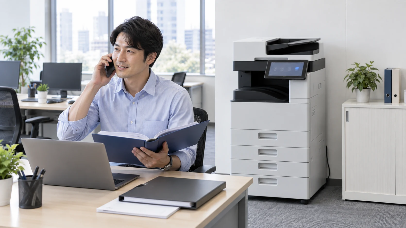 ファイルを開きながら電話で相談する担当者