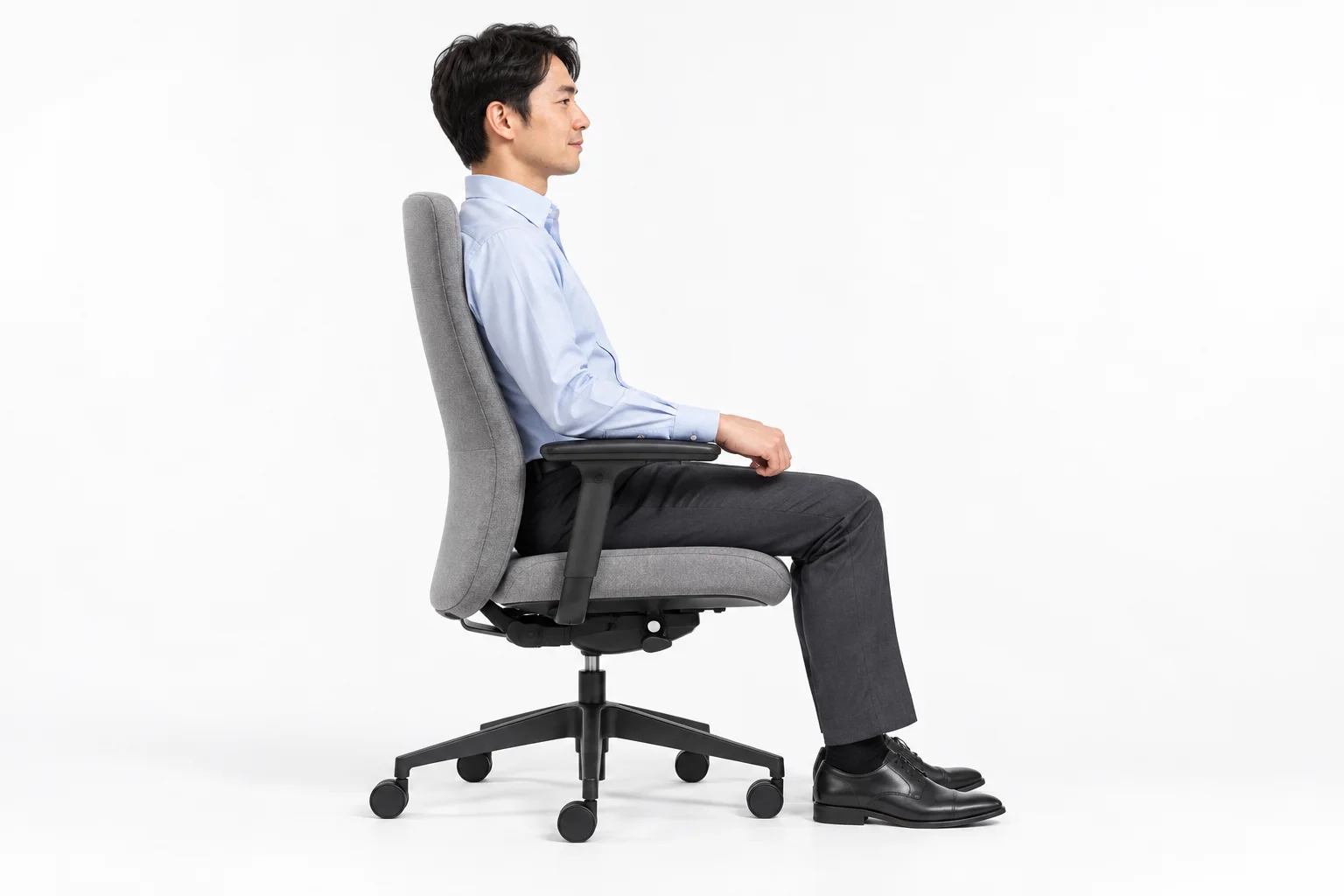 背中の高い位置まで背もたれがあるハイバックの例です。