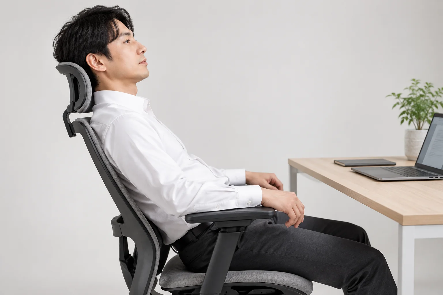 背を預けたときの頭とヘッドレストの位置関係の例です。