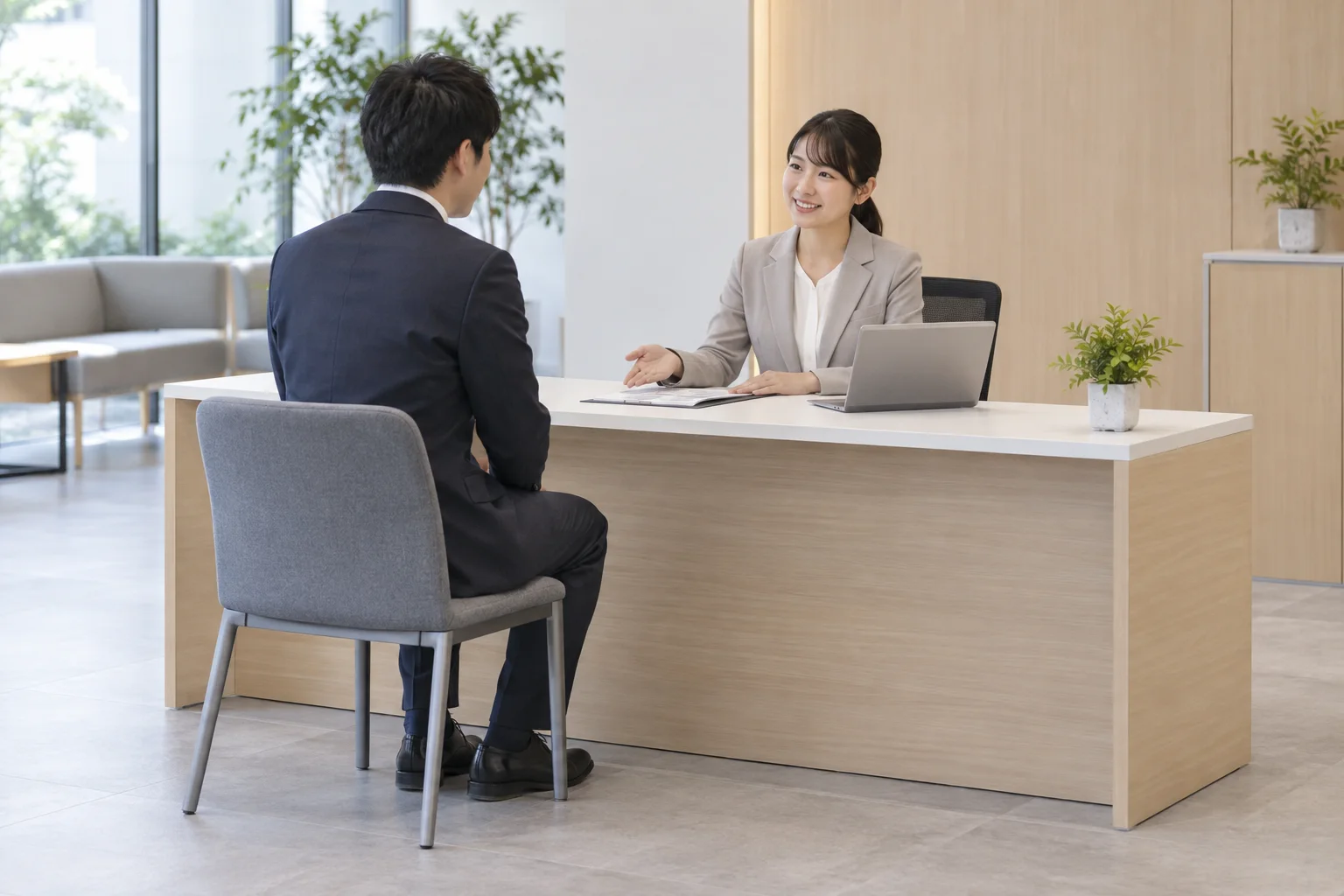 椅子に座った利用者と、低い受付天板の位置関係の例です。